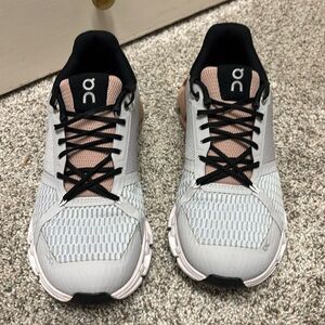 Women’s On Cloud Helion sneakers